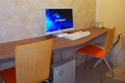 カウンセリングルームで時間をかけて治療方針や患者様からの質問に答えています。